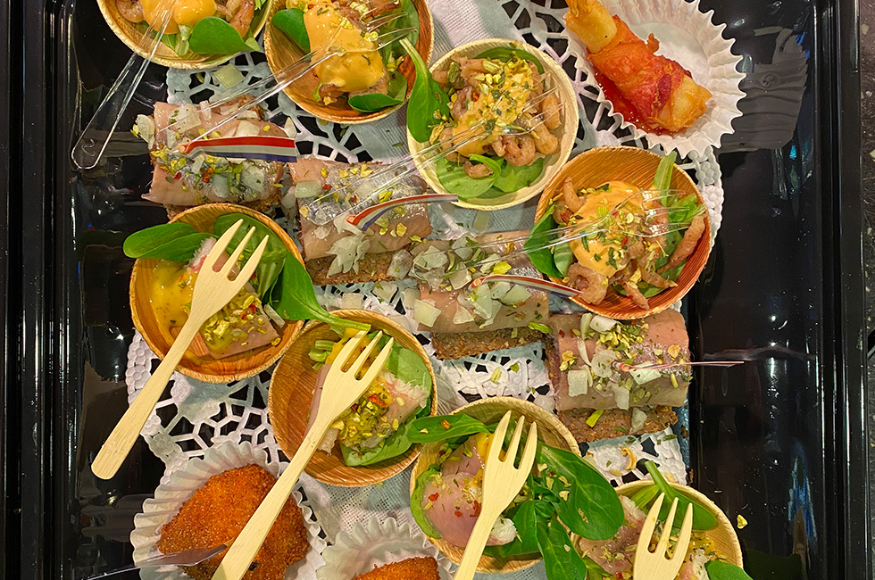 Schotel met luxe huisgemaakte hapjes
(te bestellen vanaf 25 stuks)

- Gebakken zalm
- Garnalen met spek
- Paling rucola
- Haring rogge
- Tomaat Hollandse garnaal
- Makreel komkommer