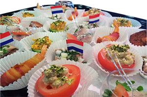 Schotel met luxe huisgemaakte hapjes
(te bestellen vanaf 25 stuks)
- Gebakken zalm
- Garnalen met spek
- Paling rucola
- Haring rogge
- Tomaat Hollandse garnaal
- Makreel komkommer