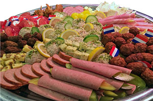Rijk belegd met o.a.
- Rundvleessalade
- Ham asperge
- Augurkhapjes
- Gehaktballetjes
- Spiesjes
- Rookvlees/ei
- Kaas
- Grillworst
Deze schotel kan evt. ook gecombineerd worden met
vishapjes.