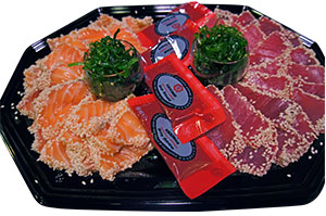 Mooie schotel met de fijnste sashimi, gesneden van verse zalm en tonijn.
Afgemaakt met de lekkerste wakame (zeewiersalade)

Deze schotel is voor 2 á 3 personen.