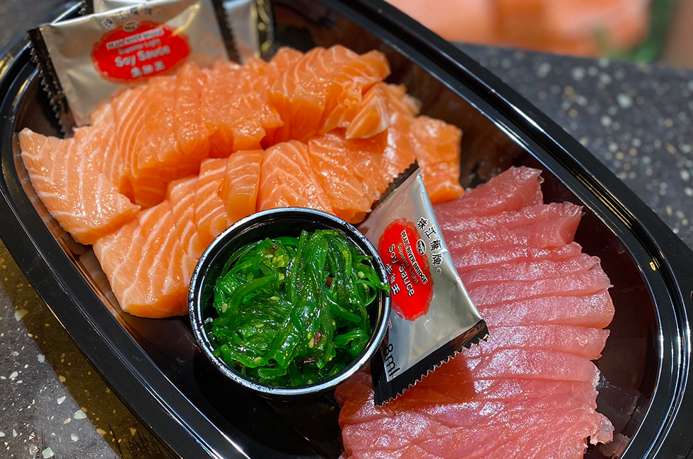 Mooie schotel met de fijnste sashimi, gesneden van verse zalm en tonijn.
Afgemaakt met de lekkerste wakame (zeewiersalade)

Deze schotel is voor 2 á 3 personen.