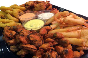 Schotel rijk gevuld met lekkere snacks voor op ieder feestje of partijtje.
Lekker om koud te eten, maar kan ook even worden opgewarmd in de oven op 180 graden zo’n 10 minuten.
Schotel met:
- Kibbeling
- Mosselen
- Garnalen
- Calamaris
en saus
Deze schotel is in 2 variaties verkrijgbaar.
Schotel van 1KG
Schotel van 2KG
Maak hieronder uw keuze.