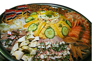 Luxe zilveren schotel rijk gevuld met al onze lekkernijen o.a.
- Paling
- Gerookte zalm
- Gerookte zalmlende
- Hollandse garnalen
- Cocktailgarnalen
- Makreel
- Haring
- Cocktailsaus
- Quiche
- Wrap
- Heilbot
- Forel
- Makreelsalade
- Atlantissalade
- Zalmsalade
Deze schotel is in meerdere variaties verkrijgbaar.
Schotel voor 8 personen
Schotel voor 10 personen
Maak hieronder uw keuze.